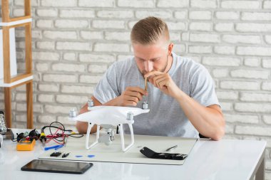 Tamir casus uçak teknisyeni Quadrocopter