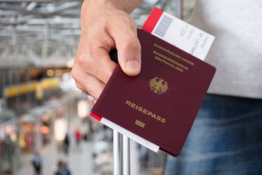 Pasaport tutan kişi 