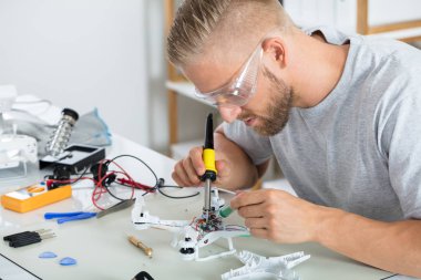 Adam montaj Quadrocopter dron