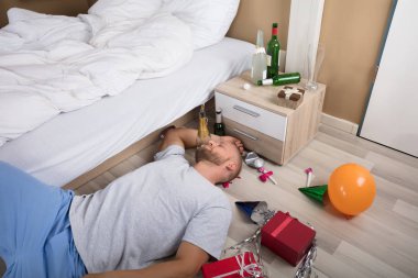 Parke katta uyuyan adam