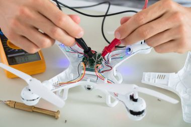 Adam sınama elektrik dronun 