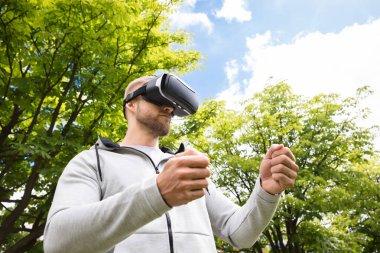 Sanal gerçeklik gözlükleri tadını çıkarıyor adam