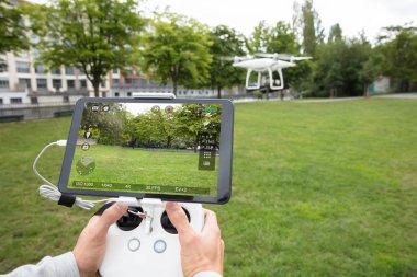 Adamın elini Quadrocopter işletim
