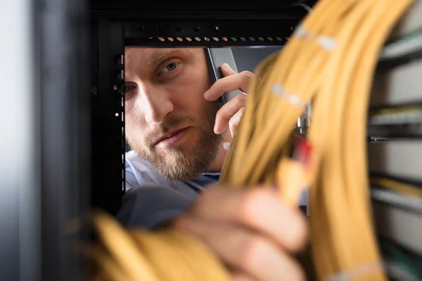 Técnico informático que trabaja en la sala de servidores — Foto de Stock