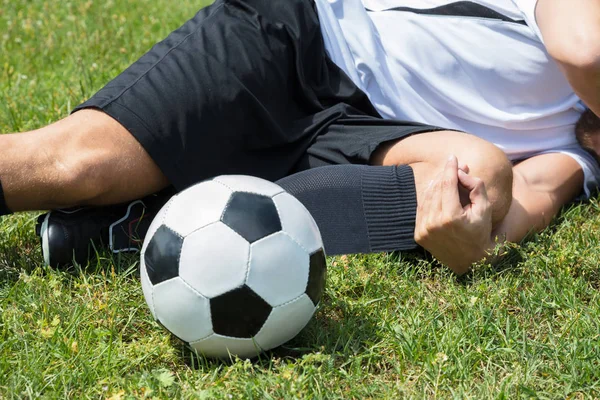 Jogador de futebol sofrendo de lesão — Fotografia de Stock