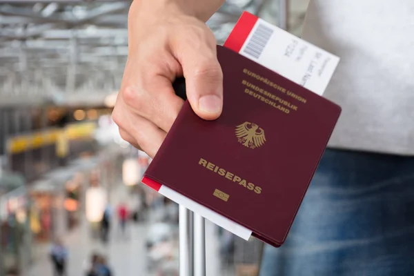 여권 들고 사람 — 스톡 사진