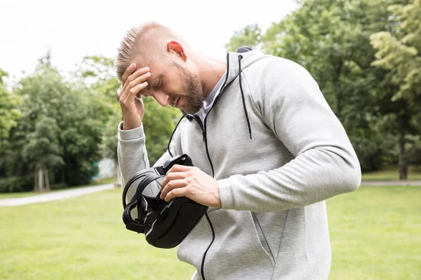 Male Looking Through Virtual Reality — Stock Photo, Image