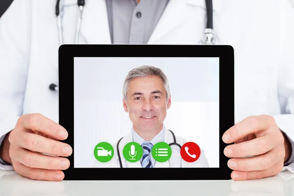 Sezione Centrale Del Medico Sesso Maschile Che Conference Call Con — Foto Stock