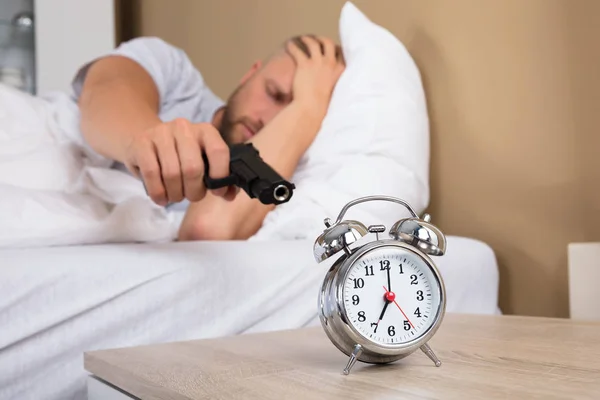 Hombre sosteniendo pistola — Foto de Stock