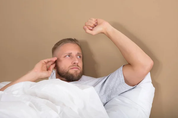 Ongelukkige Man liggend op Bed — Stockfoto