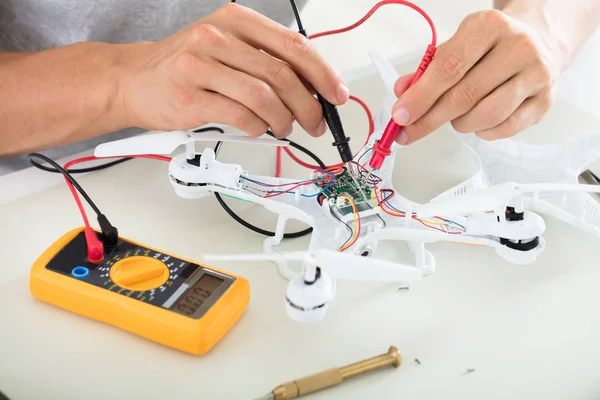 Homme testant un drone électrique — Photo