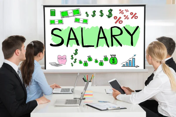 Grupo Personas Mirando Presentación Salarios — Foto de Stock