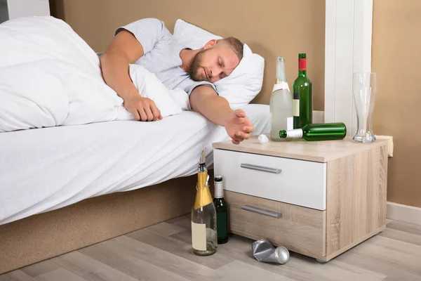 Giovane che dorme sul letto — Foto Stock