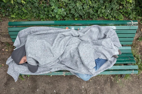 Homem dormindo no banco — Fotografia de Stock