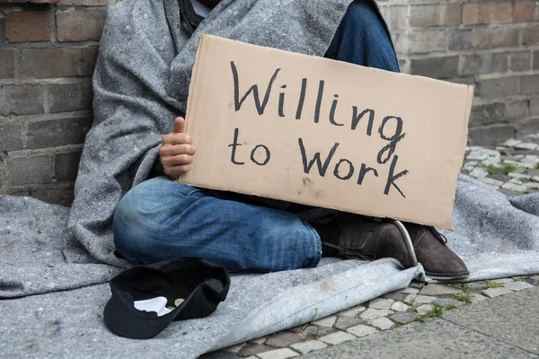 Безпритульна людина тримає картон — стокове фото