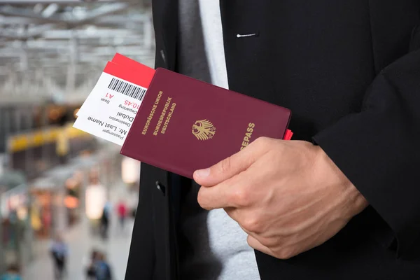 Man de Hand bedrijf paspoort — Stockfoto