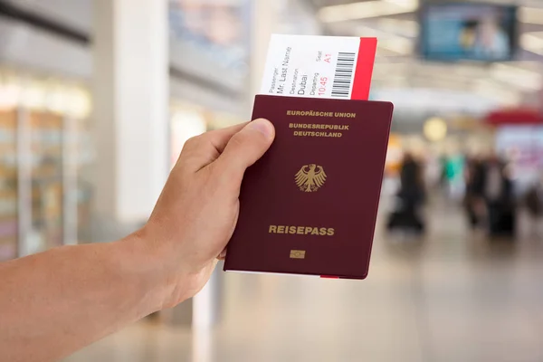 Strony gospodarstwa paszport — Zdjęcie stockowe