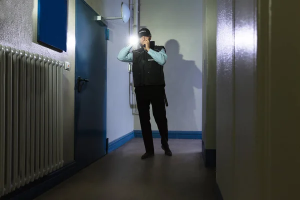 Guardia de seguridad con linterna — Foto de Stock