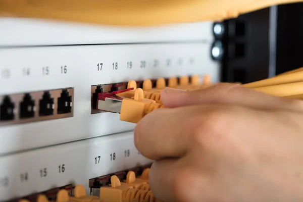 Ingeniero de enchufe de cables en el servidor — Foto de Stock