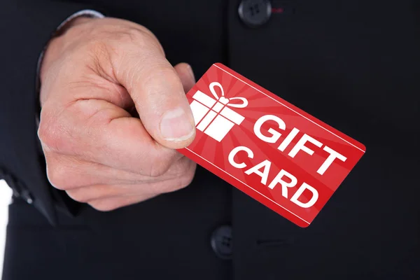 Mano dell'uomo che tiene carta regalo — Foto Stock