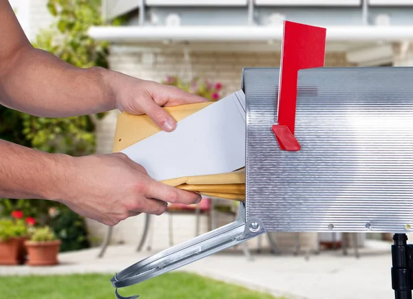 Mann nimmt die Buchstaben — Stockfoto