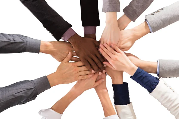 Pohled Podnikatelů Multietnické Stohování Ruce Proti Bílým Pozadím — Stock fotografie