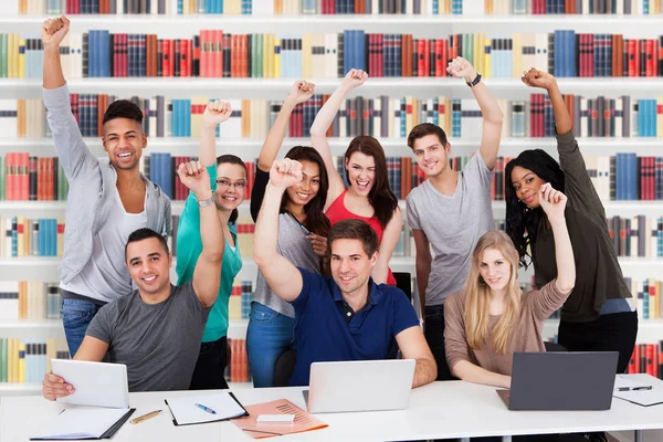 Retrato Vários Estudantes Universitários Étnicos Amigos Torcendo Biblioteca — Fotografia de Stock