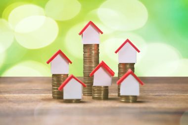 Yığılmış sikkeler üzerinde ev modelleri