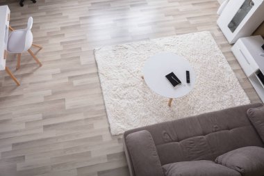 Uzaktan kumanda üzerindeki sehpa