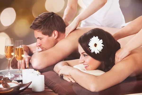 Jong koppel krijgen schouder Massage — Stockfoto