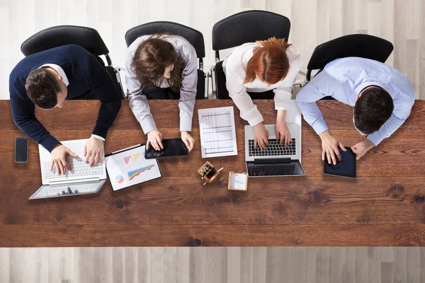 High Angle View Businesspeople Working Office Wooden Desk — стоковое фото