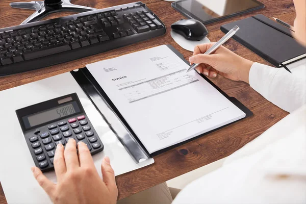 Ofiste çalışan muhasebeci