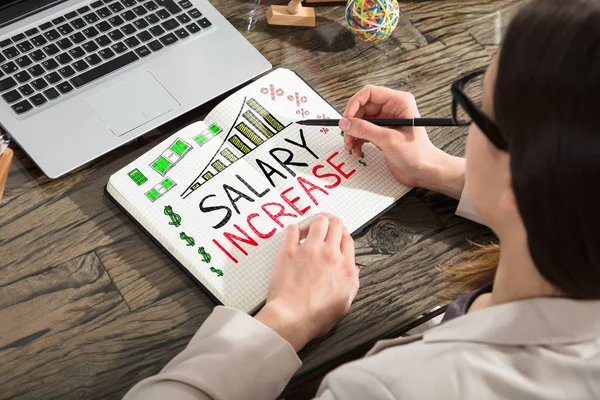 Vrouw tekening salarisverhoging — Stockfoto