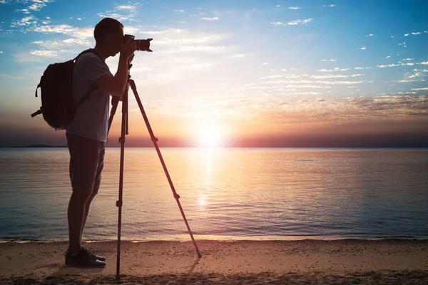 Człowiek, fotografowanie podczas zachodu słońca — Zdjęcie stockowe