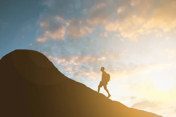 Homme randonnée sur la montagne — Photo