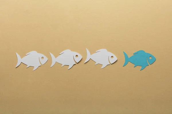 Бумажные рыбы в ряд — стоковое фото