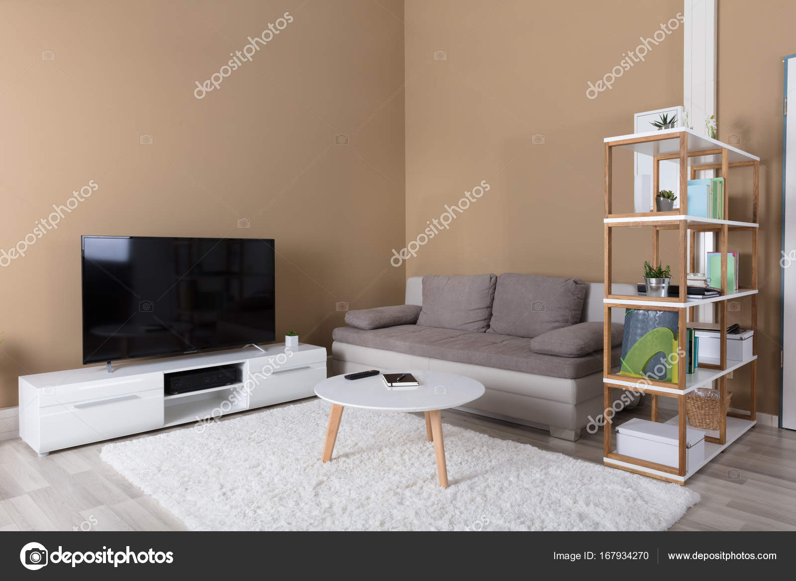 Apartamento con televisión y sofá — Foto de stock © AndreyPopov #167934270