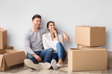 yeni evinde oturan Çift