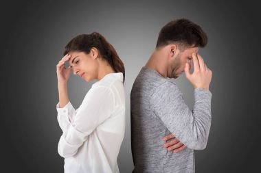 Sırt sırta duran çift