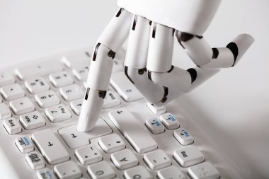 Robot el basarak anahtarı girin
