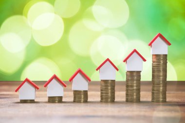 Yığılmış sikkeler üzerinde ev modelleri