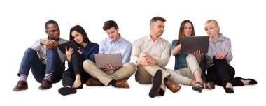 Beyaz arka plan karşı elektronik aygıtlar kullanarak iş takım