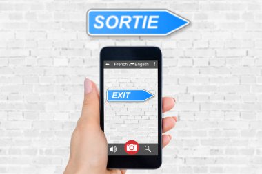 Hareket eden telefon ile dil çevirmen uygulama tutan kişinin el
