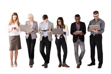 Grup beyaz arka plan karşı elektronik aygıtlar kullanarak Multi etnik iş adamları