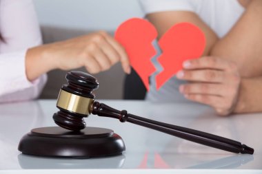 Kırık kalp taşıyan çift