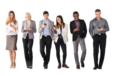 Cep telefonları beyaz arka plan kullanarak Multi etnik iş adamları