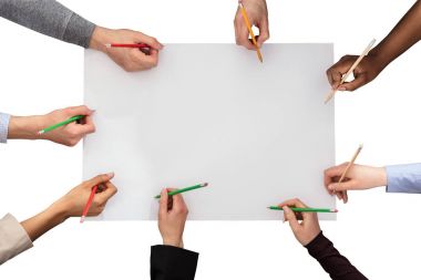 Elleri kalem ile grup