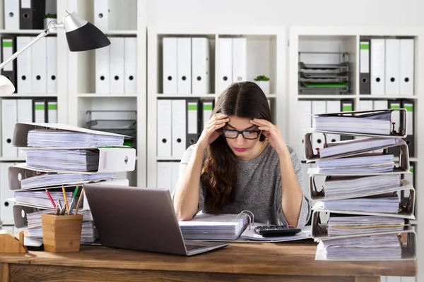 Worried Businesswoman Working At Office — Stock Photo, Image