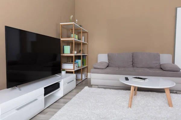 Apartamento com televisão e sofá — Fotografia de Stock