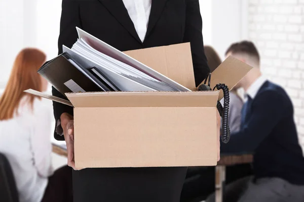 Geschäftsmann Verlässt Büro Mit Dokumenten Karton — Stockfoto